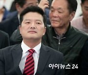 [포토]개표 방송 지켜보는 김태우 국민의힘 강서구청장 후보