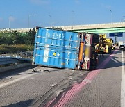 수도권제2순환고속도로서 전도된 23t 화물차…50대 운전자 사망