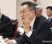 연구개발 예산 삭감 질의에 답변하는 이종호 장관