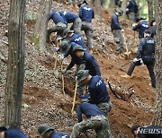 6·25 전사자 유해발굴하는 장병들