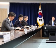 긴급 경제·안보 점검회의 주재하는 윤 대통령