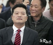 개표방송 지켜보는 김태우 후보