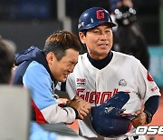 전준호 코치 격려 받는 안권수, 많이 아쉬워요 [사진]