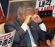 ‘의원직 상실’ 최강욱에 “미안하다”는 조국…검찰의 딸 기소에는 “화가 많이 난다”