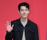 김우빈, 심쿵 손 인사 [SE★포토]