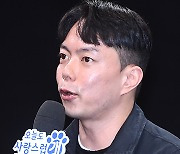 [TD포토] 질문에 답하는 김대웅 감독