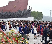 김일성·김정일 동상에 헌화하는 북한 주민들