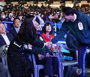 인사하는 오세훈 서울시장과 김연아 홍보대사