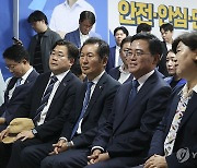 개표 기다리는 진교훈 후보