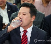 물 마시는 김태우 후보