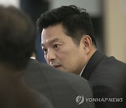 대화하는 김태우 후보