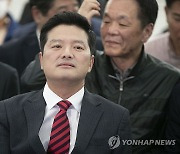 개표 방송 지켜보는 김태우 후보