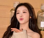 [TEN포토] 오마이걸 유아 '청량미 넘치는 딥키스'