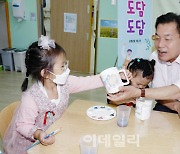 어린이집 일일교사 된 이재준 수원시장 "양질의 보육환경" 약속