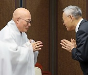 조계사 찾은 유인촌 문체부 장관 `광폭 행보`