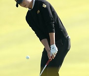 [Ms포토] 김나현 '칩 인 버디를 노린다'