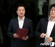 입장문 발표 위해 선거 사무소 들어오는 김태우 후보