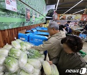 "이렇게 비싼데 김장 어쩌나"…배추·고춧가루·소금 다 올랐다