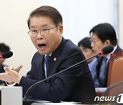 野 '중대재해·노동개혁' 비판 공세에…고용장관 '전 정부 책임'·'법치' 응수