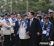 참전용사들과 입장하는 윤 대통령