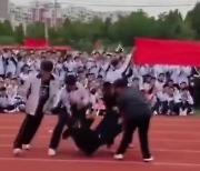 中 학교서 '아베 피격' 퍼포먼스 논란...中, 오염수 시료 채취 첫 참가