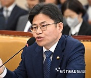 국감 답변하는 유국희 원안위원장