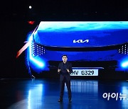 [포토]준중형 전동화 SUV '더 기아 EV5' 공개하는 송호성 기아 사장