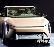 [2023 기아 EV 데이]EV4 콘셉트카, 낮은 후드에 독창적 루프 스포일러