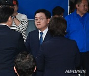 당 지도부와 인사나누는 진교훈 후보