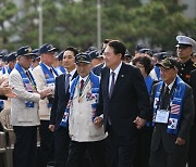 기념행사 입장하는 윤 대통령