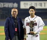 두산 강승호, KBO 최초 리버스 내추럴 사이클링 히트 기록