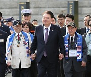 尹 "굳건한 한미동맹, 노골화 北 도발 핵미사일 위협 단호히 대응"