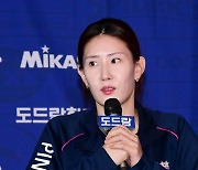 김연경에 절친 더한 흥국생명, 현장도 우승 1순위로 봤다 "김수지 가서 완벽하게 퍼즐 맞춰졌다" [미디어데이 현장]