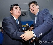 홍익표 원내대표 축하받는 진교훈 후보