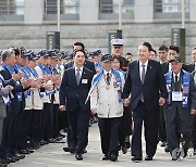 6·25 참전용사와 함께 입장하는 윤석열 대통령