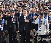 국기에 경례하는 윤석열 대통령