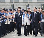 6·25 참전용사와 함께 입장하는 윤석열 대통령