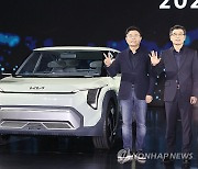 'EV3 콘셉트'와 기념촬영하는 기아 임원들