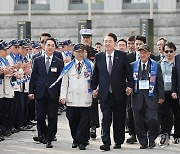 6·25 참전용사와 함께 손잡고 입장하는 윤석열 대통령