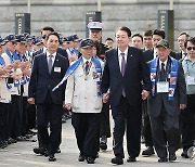 6·25 참전용사와 함께 손잡고 입장하는 윤석열 대통령