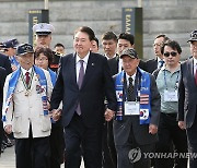 6·25 참전용사와 함께 손잡고 입장하는 윤석열 대통령