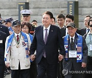 6·25 참전용사와 함께 손잡고 입장하는 윤석열 대통령