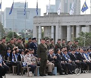 축하공연 때 미군 군가 듣는 윤석열 대통령