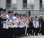 6·25 참전용사와 함께 손잡고 입장하는 윤석열 대통령