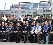 축하공연 때 미군 군가 듣는 윤석열 대통령