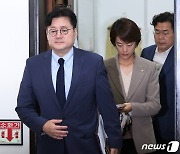 최고위 입장하는 홍익표 원내대표