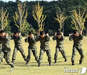 한 몸 같은 동작 펼치는 장병들