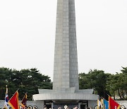 현충탑 참배 마치고 나오는 유엔사·주한미군 예비역 장병