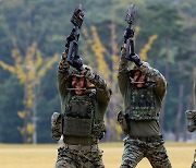 멋진 품새 선보이는 장병들