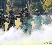 힘찬 기합과 함께 품새